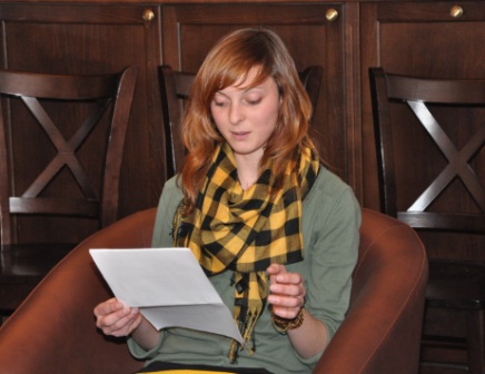 13 Sabrina liest eine Weihnachtsgeschichte